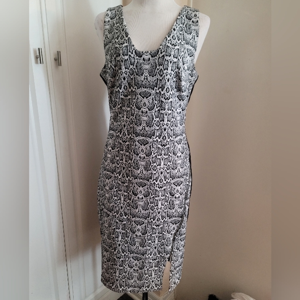Julia Jordan NWOT Sleeveless Snake Print Black Dress Size 10